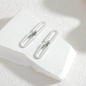 Boucles d'oreilles minimalistes en argent avec maillons sur support en pierre blanche
