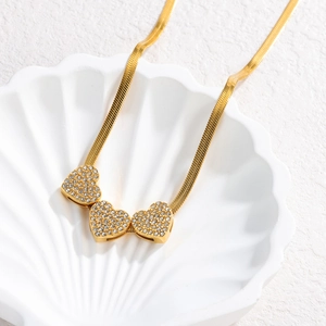 Collier chaîne serpent dorée avec trois pendentifs cœurs sertis de strass brillants