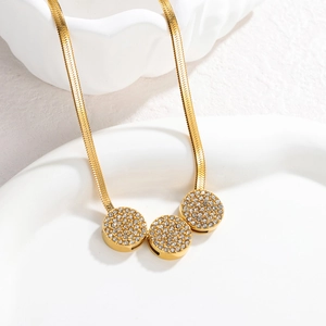 Collier chaîne serpent dorée avec trois pendentifs ronds pavés de pierres brillantes