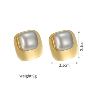 Vue détaillée des boucles d'oreilles carrées dorées de 2,1 cm avec mesure et poids