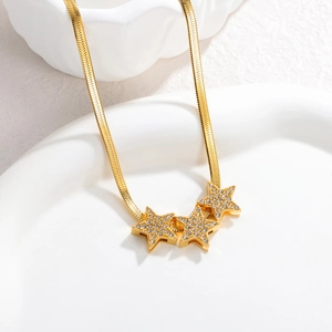 Collier chaîne serpent dorée avec trois pendentifs étoiles sertis de cristaux brillants