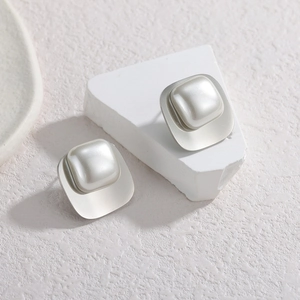 Boucles d'oreilles géométriques carrées avec perle crème et base en métal argenté