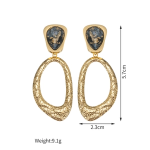 Dettaglio di orecchini in acciaio inossidabile 18K con misure 5,7cm di altezza e 2,3cm di larghezza