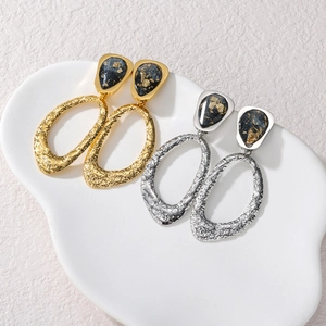 Orecchini a cerchio ovali testurizzati in oro 18K e argento con resina nera