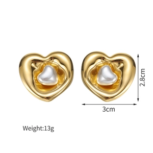 Détail de boucles d'oreilles cœur dorées avec perles, largeur 3 cm et poids de 13 g