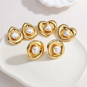 Trois paires de boucles d'oreilles vintage en acier doré 18K avec texture et perles