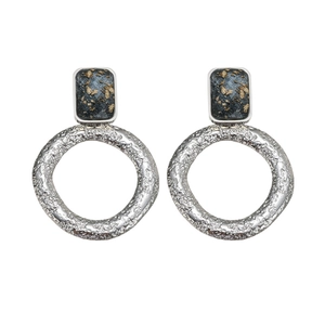 Orecchini a cerchio geometrici vintage con trama martellata e dettagli in resina nera