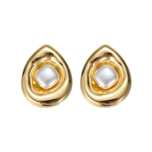 Boucles d'oreilles géométriques en acier doré 18K avec texture et incrustation perle