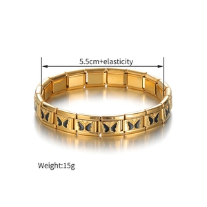 Détail du bracelet modulaire papillon en or 18 carats avec bande élastique de 5,5cm