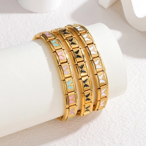 Trois bracelets à breloques italiens papillon plaqués or 18 carats sur support blanc
