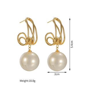 Détails des boucles d'oreilles dorées avec perle de 2cm et hauteur totale de 5,4cm