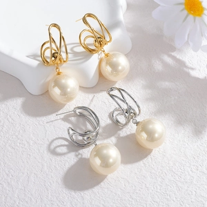 Boucles d'oreilles élégantes en perles or et argent avec design métal abstrait
