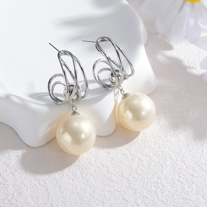 Boucles d'oreilles créoles argentées avec grandes perles blanches sur pierre blanche