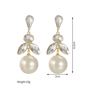 Détail des boucles d'oreilles perles avec mesures de 6,2 cm de long et 2 cm de large