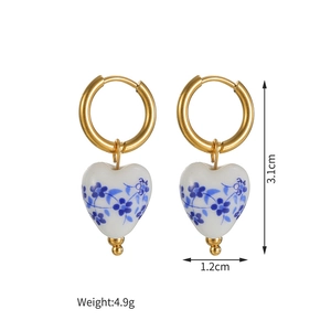 Detail of blue and white porcelain heart earrings with dimensions 3.1cm height and 4.9g weight
