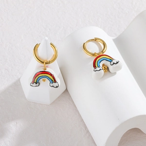 Créoles arc-en-ciel en céramique peintes à la main sur supports blancs pour femme