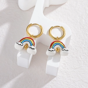 Boucles d'oreilles créoles arc-en-ciel avec pendentifs émaillés colorés et dorés