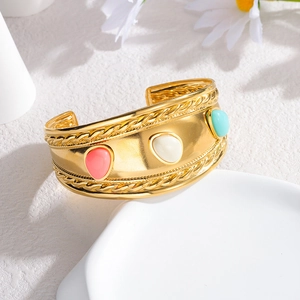 Bracelet jonc vintage doré ajouré avec pierres en forme de goutte et texture torsadée