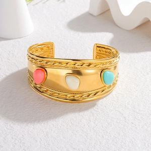 Bracelet manchette doré large orné de pierres colorées en goutte et détails torsadés