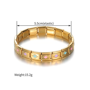 Gros plan du bracelet à breloques italien doré avec émail rose, violet et bleu