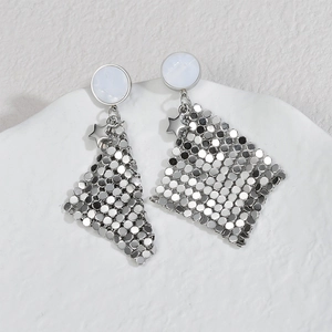 Boucles d'oreilles pendantes en maille argentée avec clous ronds et breloques étoiles