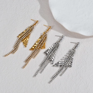 Boucles d'oreilles longues à franges avec écailles géométriques et strass en or et argent