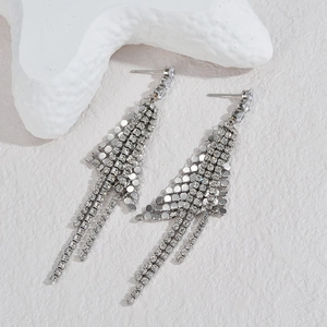 Boucles d'oreilles géométriques en argent avec glands en strass et design élégant