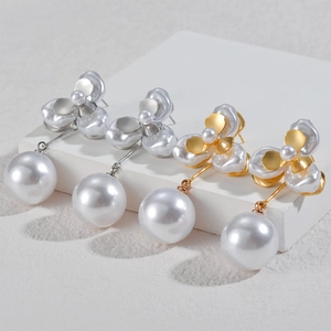 Boucles d'oreilles fleur de style français avec grandes perles en finitions or et argent