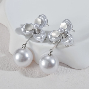 Boucles d'oreilles fleurs françaises avec pétales argentés et grandes perles brillantes