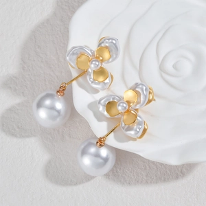 Boucles d'oreilles élégantes en perles avec fleurs blanches et détails dorés, vue de face