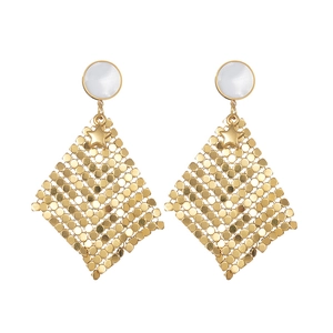 Boucles d'oreilles losanges dorées avec puce en nacre et étoile sur fond blanc