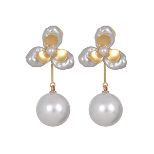Boucles d'oreilles fleurs élégantes avec pétales dorés et grosses perles blanches
