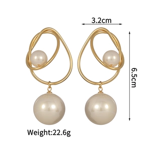 Vue détaillée de boucles d'oreilles perles dorées avec taille 6,5cm et poids 22,6g