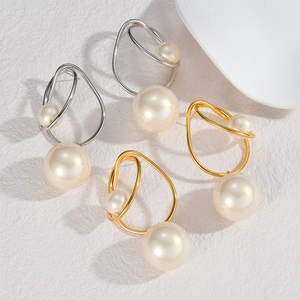 Boucles d'oreilles perles rétro au design métallique torsadé en finitions or et argent