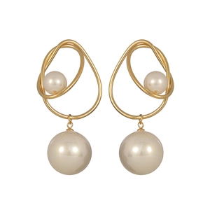 Boucles d'oreilles créoles dorées avec perles blanches au design minimaliste en acier inoxydable