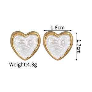 Détails des boucles d'oreilles cœur dorées avec texture blanche, dimensions 1,8 x 1,7 cm
