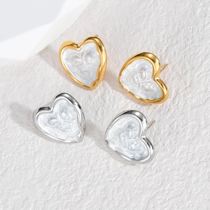 Boucles d'oreilles cœur vintage en or et argent avec portraits d'anges gaufrés