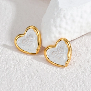 Boucles d'oreilles cœur dorées texturées avec incrustation marbre blanc sur pierre