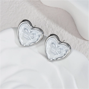 Boucles d'oreilles cœur argentées minimalistes avec texture blanche effet métal liquide