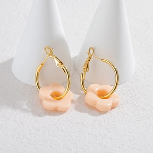 Boucles d'oreilles fleurs roses avec anneaux dorés sur supports cônes blancs