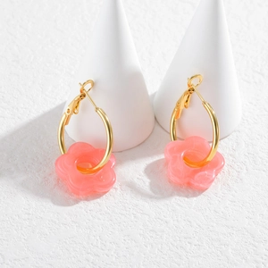 Détail de boucles d'oreilles fleur rose macaron avec créoles plaquées or 18 carats
