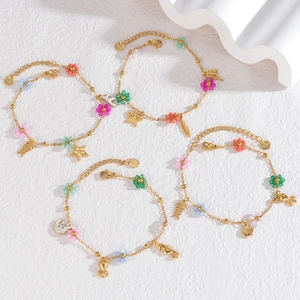 Bracelet en acier inoxydable doré avec perles fleurs colorées et breloques marines