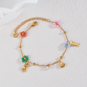 Bracelet vintage français en acier inoxydable doré avec fleurs perlées et pendentifs