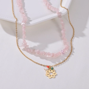 Nahaufnahme der doppellagigen Perlenkette mit rosa Kristallsteinen und Blumenanhänger