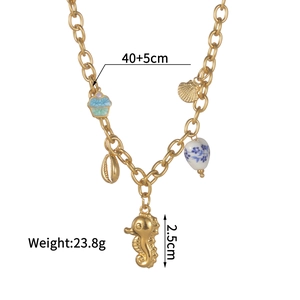Détail du collier doré avec pendentifs hippocampe, coquillage, perles et dimensions