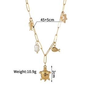 Détail du collier marin doré avec pendentif tortue, étoile de mer et perle baroque