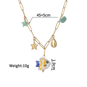 Détail du collier à chaîne dorée avec pendentifs colorés de poisson et d'étoile de mer