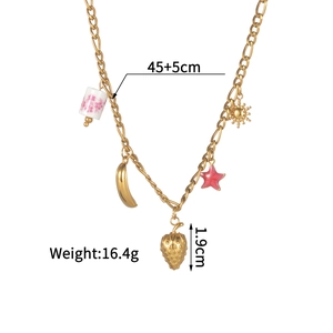 Détail du collier à breloques dorées avec dimensions 45+5cm et pendentif fraise 1,9cm