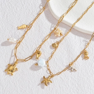 Ensemble de colliers en acier doré avec pendentifs étoile de mer, tortue et perles