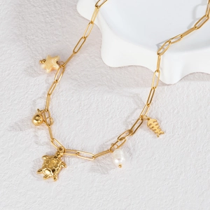 Collier doré sur le thème marin avec pendentifs tortue, arête de poisson et perle